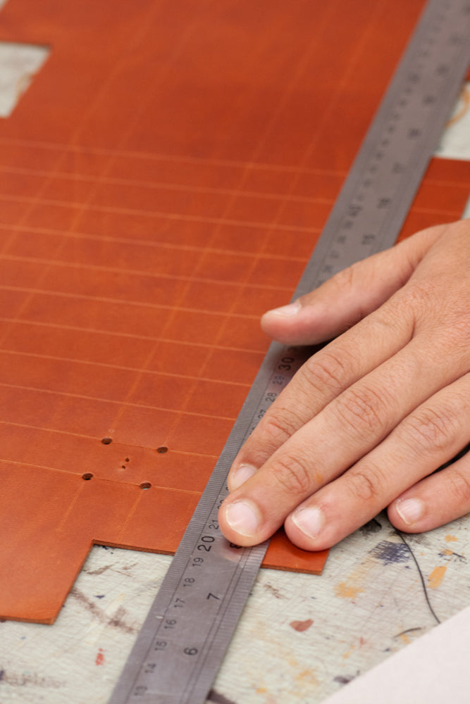 Shopper XL | Hand-engraved grid pattern