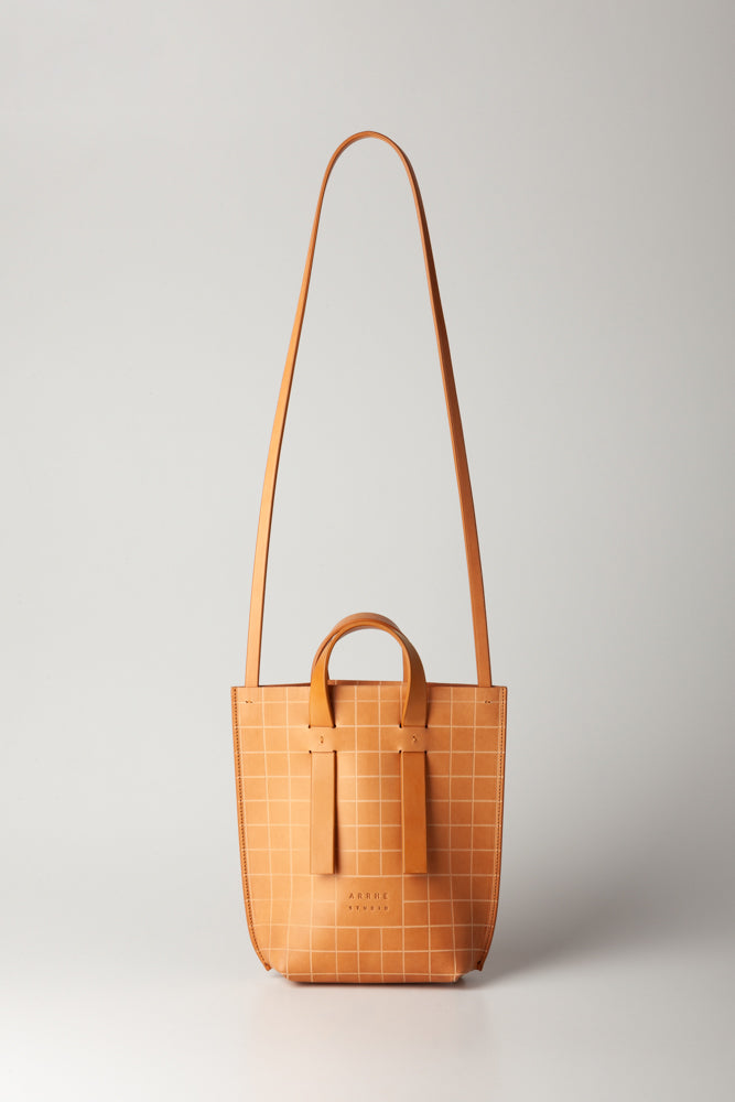 Shopper S | Hand-engraved grid pattern