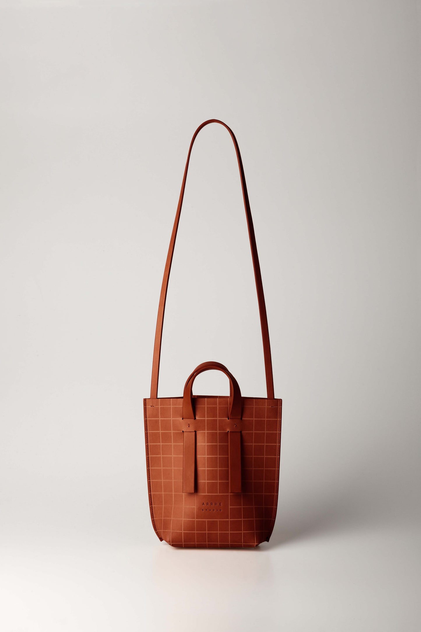 Shopper S | Hand-engraved grid pattern