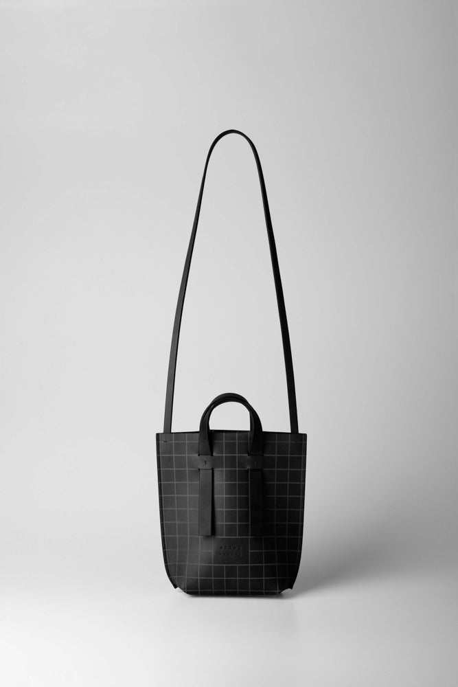 Shopper S | Hand-engraved grid pattern